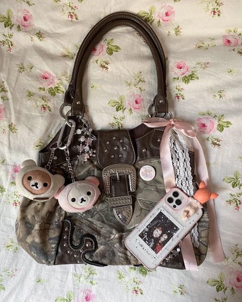 Y2k Bags, 일본 패션, Inside My Bag, Aesthetic Bags, Mia 3, Girly Bags, Bags Aesthetic, Pretty Bags, Cute Purses