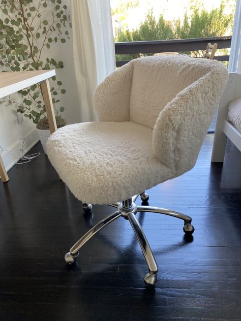 Comfy Chairs For Bedroom Desk, Cute Desk Chair Aesthetic, Chair Desk Aesthetic, Desk Chairs For Bedroom Aesthetic, Aesthetic Vanity Chair, Desk Chair Aesthetic Comfy, White Desk Chair Aesthetic, Vanity Chair Aesthetic, Aesthetic Chairs For Desk