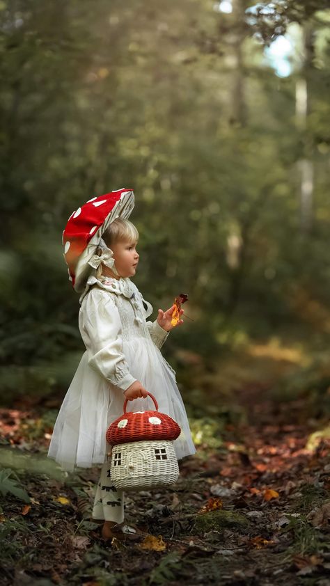 Ksenia Belanger (@ksenia_belanger) • Instagram photos and videos Autumn Costume Kids, Parents With Baby, Homemade Costumes For Kids, The Magic Faraway Tree, Little Forest, Mushroom Fairy, Felt Fairy, Creative Costumes, Woodland Fairy