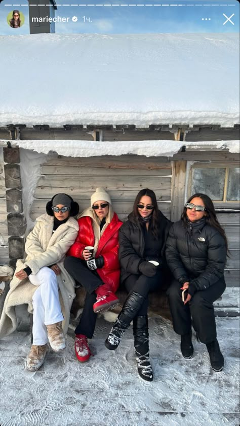 Apri Ski Outfit, Vail Colorado Christmas, Lapland Outfit Winter, Vail Aesthetic, Afterski Outfit, Chalet Outfit, Ski Instagram Pictures, Ski Trip Outfits, Aspen Outfits