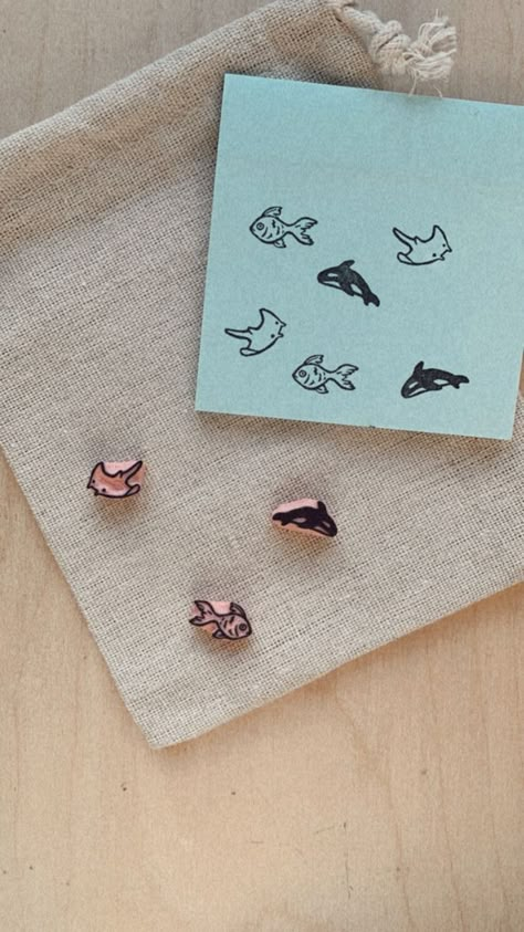 Diy Shark Craft, Tiny Stamp Carving, Diy Lino Stamp, Making Stamps Diy, Cute Stamp Ideas, Small Stamp Ideas, Diy Stamp Carving, Eraser Stamp Carving, Linocut Stamps Ideas