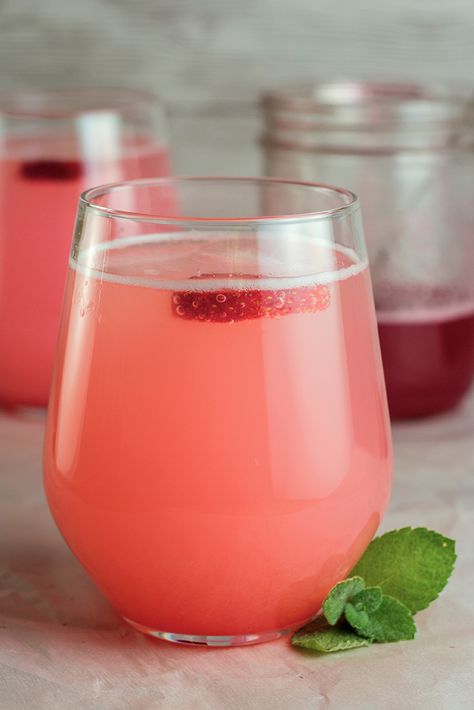 Rhubarb Spritzer, Rhubarb Puree, Strawberry Fizz, Bavarian Recipes, Rhubarb Syrup, Prosecco Wine, Mint Tea, Strawberry Rhubarb, Mineral Water