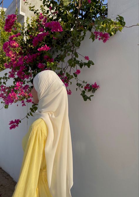 Yellow Dress Modest, Yellow Dress With Hijab, Pastel Yellow Outfit Ideas, Yellow Dress Hijab, Yellow Pastel Outfit, Yellow Hijab Outfit, Yellow Abaya, Yellow Dress Aesthetic, Hijab Pictures