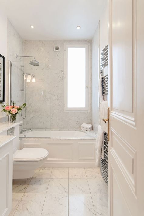 10 Must-See Parisian Bathroom Decor Ideas Parisian Bathroom Decor, Parisian Style Bathroom, Parisian Bathroom, Parisian Modern, Paris Bathroom, Modern Parisian, White Marble Bathrooms, Parisian Home Decor, Herringbone Wood Floor