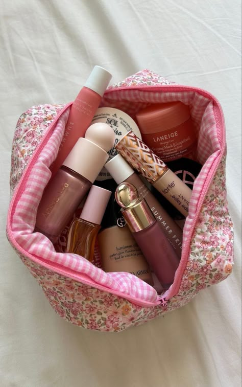 Makeup Bag Essentials, Makeup Wishlist, Being A Girl, Skin Care Makeup, Being A Woman, Bags Aesthetic, Makeup Items, Bag Essentials, Skincare And Makeup