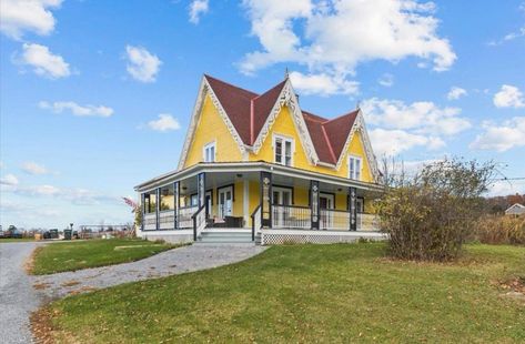 Circa 1851 Vermont Farmhouse on 15 Acres $650,000 - Country Life Dreams Vermont Homestead, Vermont Farmhouse, Fixer Upper Home, Starting A Vegetable Garden, Life Dreams, Old Houses For Sale, Gothic Revival, Tiny Houses For Sale, Small Farm