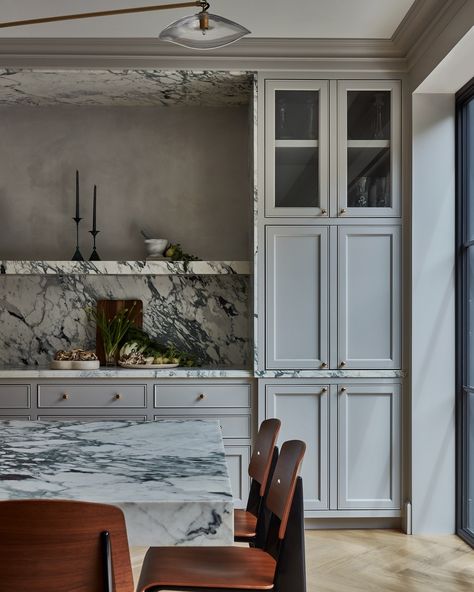 Lauren Nelson Design | Classic but modern. Interiors: @lauren_nelson_design Architecutre: @sutroarchitects Photo: @sethsmoot Styling: @kendrasmoot | Instagram Parisian Kitchen Design, Natalie Walton, Hale House, Parisian Kitchen, Parisian Interior, Marble Shelf, Interior Design School, Marble Backsplash, Talented People