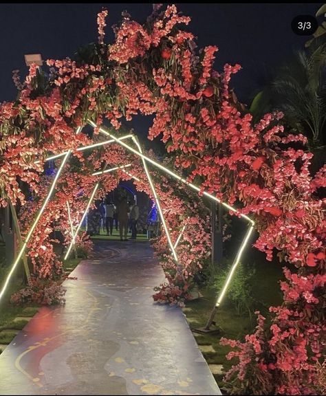 Night Party Decorations Outdoor, Sangeet Entrance Decor Outdoor, Sangeet Walkway Decor, Extravagant Bridal Shower Ideas, Neon Wedding Decor, Outdoor Night Wedding Decorations, Outdoor Sangeet Decor Night, Wedding Outdoor Decoration Night, Birthday Party Entrance Decoration