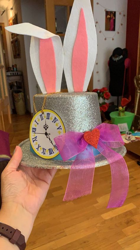 Alice In Wonderland Hat, Alice In The Wonderland, Alice In Wonderland Crafts, Alice In Wonderland Diy, Alice In Wonderland Decorations, Alice In Wonderland Tea Party Birthday, Onederland Birthday Party, Crazy Hat Day, Alice Tea Party