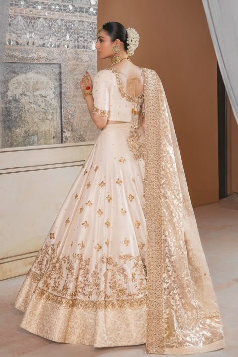 Ivory And Gold Bridal Lehenga, White Ivory Lehenga, White And Gold Wedding Lehenga, White Gold Bridal Lehenga, Ivory Gold Lehenga, White And Gold Bridal Lehenga, Golden And White Lehenga, Wedding Dresses Off White Ivory, Off White And Golden Lehenga