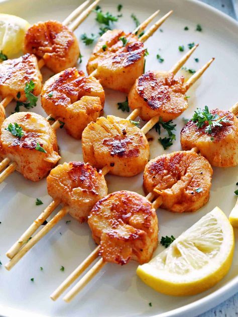 Grilled Scallops - Healthy Recipes Blog Grilled Scallop Recipes, Scallops Grilled, Scallops On Grill, Scallop Marinade Grilled, Grilled Scallops Skewers, Grilled Shrimp And Scallops Kabobs, Bbq Scallops, Grilled Scallops Recipe, Grilled Scallops