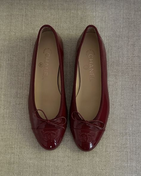 Burgundy Ballet Flats, Estilo Blair Waldorf, Mode Hippie, Dr Shoes, Girly Shoes, Shoe Inspo, Swag Shoes, Mode Inspo, Fall Fits