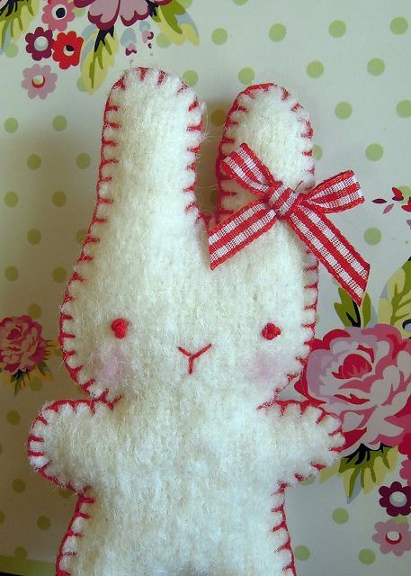 Sew Baby, Easter Stuff, Cute Sewing Projects, Sewing Stuffed Animals, Homemade Toys, Easter Bunnies, Needle Arts, Rabbit Hole, Felt Ornaments