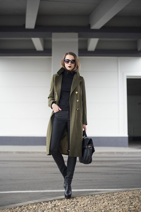 Choose an army green pea coat and black skinny jeans for a comfortable outfit that's also put together nicely. Elevate your getup with black leather booties. Shop this look on Lookastic: https://lookastic.com/women/looks/pea-coat-turtleneck-skinny-jeans/22007 — Black Turtleneck — Black Skinny Jeans — Black Leather Ankle Boots — Black Leather Satchel Bag — Black Sunglasses — Olive Pea Coat Khaki Coat Outfit, Green Coat Outfit, Army Green Outfit, Mantel Outfit, Army Green Coat, Minimalist Moda, Green Peacoat, Pijamas Women, Winter Coat Outfits