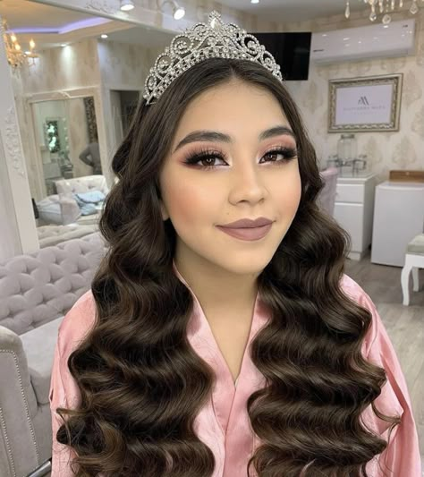 Quince Hairstyles With Round Crown, Hair Down Quinceanera Hairstyles With Crown, Natural Quinceanera Makeup, Quinceanera Hairstyles With Full Crown, Quince Photo Shoot Makeup, Rose Gold Quince Makeup, Makeup Ideas Quinceanera, Quince Makeup Ideas Natural, Quinceanera Hairstyles All Down