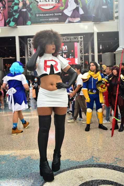 Comic Con Outfits, Black Cosplayers, Comic Con Costumes, Cosplay Cute, Anime Expo, Halloween Costume Outfits, Team Rocket, Cosplay Characters, Cute Halloween Costumes