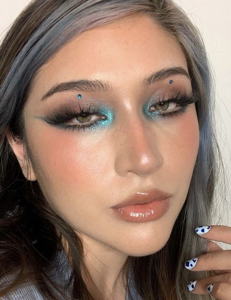 Makeup Ideas Rave, Makeup Looks For Blue Hair, Blue Undereye Liner, Blue Inner Corner Makeup, Creative Blue Eye Makeup, Y2k Prom Makeup, Blue Highlighter Makeup, Fun Concert Makeup, Blue Makeup Looks Hooded Eyes