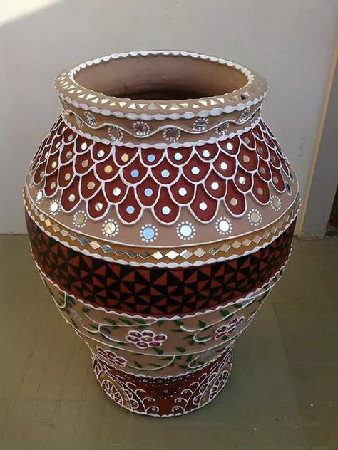 Lippan Art Pot Design, Lippan Art On Clay Pot, Lippan Art Mirror On Pot, Mud Work Designs, Lipan Art On Pot, Pot Mirror Work, Clay Pot Designs Pottery Ceramic Art, Mirror Pieces Art, Mud Mirror Work Design