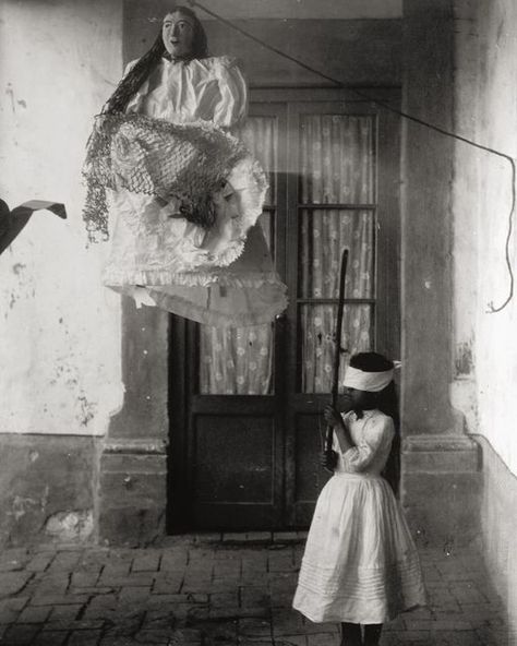 Color a la Mexicana (CALAM) © on Instagram: "México Antiguo Pt.10: Una niña se prepara para quebrar la piñata en una posada, a principios del siglo 20. Se desconoce la fecha exacta, pero se cree que fue tomada en el año 1910. Destaca la vestimenta de la piñata, característica de esa época. ‘México Antiguo’, es una nueva serie en la que compartimos fotografías del México de antaño. Fotógrafo desconocido. Fuente: Library of Congress via Julie Leopo (@julieleopo)." Disturbing Pictures, Dilara Findikoglu, Creepy Images, Vintage Photos, Antonio Mora Artwork, Instagram Story, History, Instagram