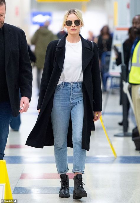 Chic: The Bombshell star looked effortlessly chic when she arrived at JFK in a simple whit... Margot Robbie Outfit, Margot Robbie Style, Female Suit, Nyc Street Style, Effortlessly Chic Outfits, Outfit Jeans, French Navy, Dinner Outfits, Nyc Fashion