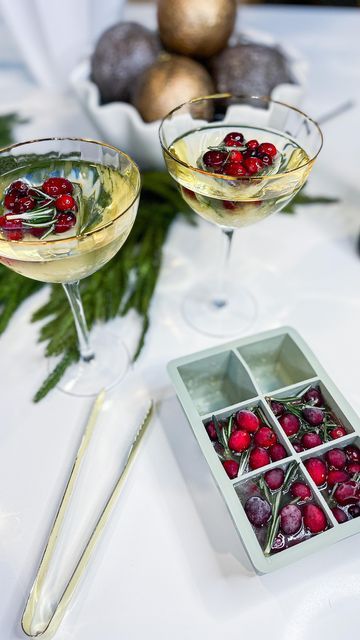 Cranberry Ice Cube Mimosa, Ice Cubes For Champagne, Cranberry Rosemary Ice Cubes, Cranberry Ice Cubes Holiday Drinks, Festive Ice Cubes, Mimosa Ice Cubes, Holiday Ice Cubes, Mimosa Cubes, Christmas Ice Cubes