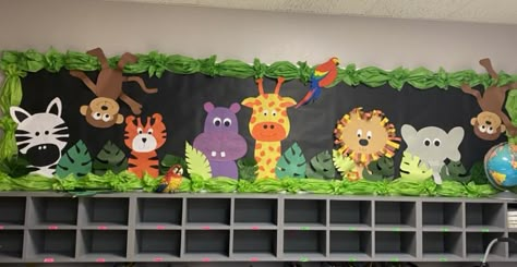 Jungle Class Decoration, Jungle Theme Kindergarten, Animal Theme Bulletin Board Ideas, Zoo Classroom Theme Decor, Safari Bulletin Board Ideas, Jungle Theme Bulletin Boards, Jungle Bulletin Board Ideas, Jungle Theme Classroom Preschool, Rainforest Classroom Theme