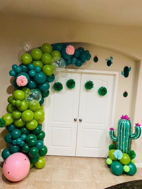 Something amazing for spend a good moment, we can create a design for your home party. You can find in the link this ballon cactus Cactus Theme Balloon Garland, Cactus Balloon Diy, Cactus Balloon Arch, Cactus Birthday Party Decoration, Cactus Party Theme, Desert Theme Party, Western Vbs, Cactus Birthday Party, Birthday Desert