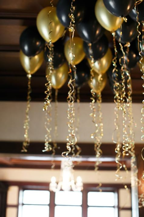 8 incredible New Year's Eve Party Decoration Ideas - black and gold balloons with gold ribbon Great Gatsby Party Decorations, 1920 Party, Gatsby Gala, Gatsby Party Decorations, Great Gatsby Themed Party, Black And Gold Balloons, Fest Temaer, 20s Party, 1920s Party