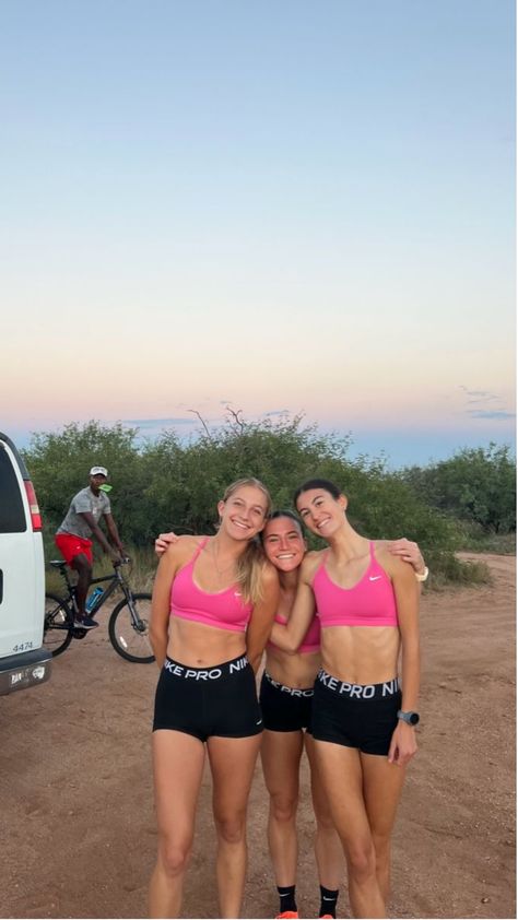 running, arizona, pink, running outfits, friends, teammates, track, cross country Running Fits Aesthetic, Xc Outfits, Cross Country Outfits, Summer Running Aesthetic, Running Outfit Aesthetic, Cross Country Aesthetic, Cute Running Outfits, Summer Workout Plan, Running Fits