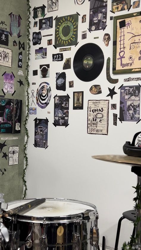 Drums Asthetic Picture, Chaotic Academia Room, Grunge Interior Design, Ophelia Core, Music Bedroom Aesthetic, Punk Rock Room, Royal Chambers, Alt Decor, Maximalist Room