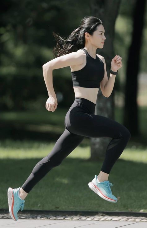 Best Pre Workout, Running Pose, Person Running, Female Runner, Photographie Portrait Inspiration, Female Pose Reference, Body Reference Poses, People Running, Human Poses Reference