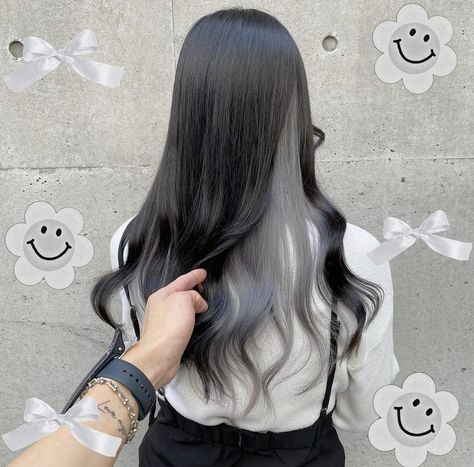 Silver Hair Underneath Brown, Lavender Underdye Hair, Inner Color Hair Long, Inner Colour Hair, Inner Hair Color, Inner Color Hair, Peekaboo Silver, Ponytail Bandana, Model Bangs