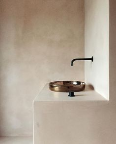 plaster bathroom counter and walls Plaster Bathroom, Cocoon Bathroom, Black Bathroom Taps, Minimal Bathroom, Timeless Bathroom, Black Taps, Bathroom Fittings, Bad Inspiration, Interior Minimalista