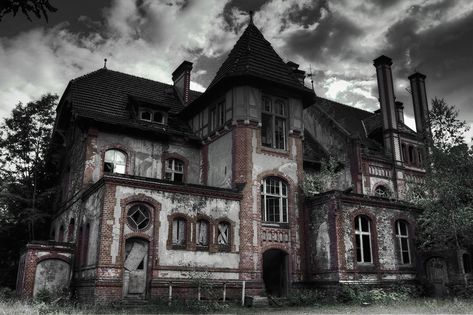 https://flic.kr/p/8cFjTZ | Haunted House | A very old main building in Beelitz-Heilstätten about 40 minutes from Berlin with the train. This whole compound has enough houses to explore for several days. Parts of the Valkyrie movie was shot here. Need permission to get in but it was easily organized through a couple emails. Mansion Homes, Real Haunted Houses, Creepy Houses, Ghost House, Old Abandoned Houses, Spooky Places, Old Mansions, Abandoned Castles, Spooky House