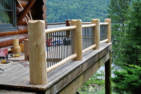 Log Cabin Deck Ideas, Cabin Deck Ideas, Unique Deck Railing Ideas, Cabin Construction, Rustic Deck, Deck Rails, Home Deck, Deck Railing Systems, Cabin Deck