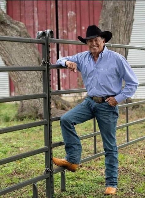 George Strait House, Gorge Strait, Strait Music, George Strait Family, Country Friends, King George Strait, George Straight, Friends Journal, Best Country Singers