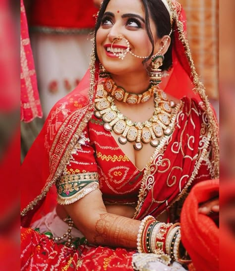 Marriage Chaniya Choli, Red Bandhani Lehenga, Rajputi Look, Shadi Decor, Bandhani Lehenga, Suit Patiala, Makeup For Brides, Wedding Blouses, Garba Outfit