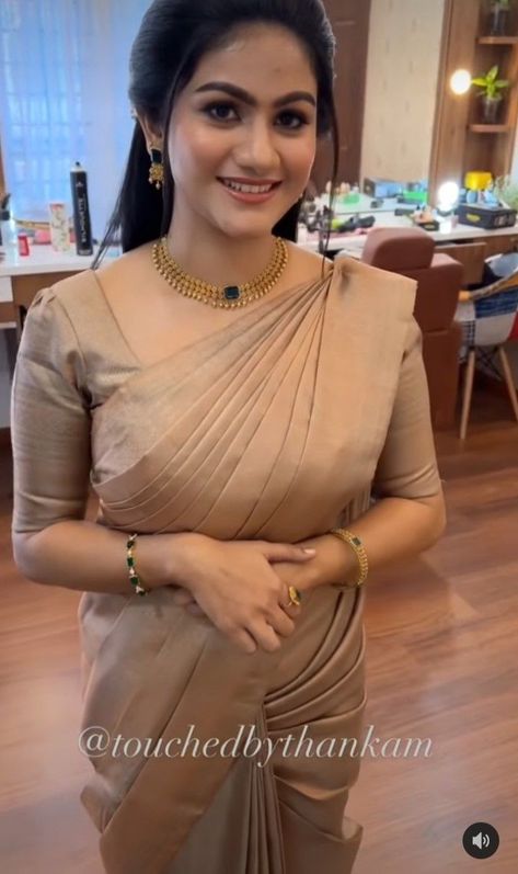 Simple Saree Jewellery, Saree Necklace Simple, Copper Tissue Set Saree, Jwellary For Saree, Blouse Designs For Women Saree, Saree With Jewelry Look, Bride Necklace Wedding Simple, Saree Necklace Ideas, Simple Necklace Designs For Saree