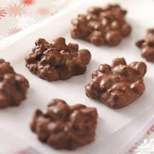 Peanut Clusters Recipe, Candy Clusters, Clusters Recipe, Chocolate Peanut Clusters, Peanut Clusters, Gluten Free Candy, Chocolate Covered Peanuts, Milk Chocolate Candy, Christmas Candy Recipes