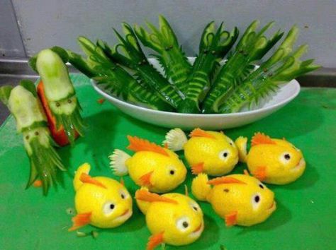 Edible Sea Creatures Lemon Fish, Vegetable Animals, Fruit Carvings, Playing With Food, Decorative Food, Fruit Creations, Fruits Decoration, Vegetable Art, Fruit Animals