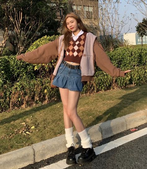 Cute Outfits With Jean Skirt, Pleated Denim Mini Skirt Outfit, Vintage Denim Skirt Outfit, Jean Skirt Outfits Aesthetic, Aesthetic Jean Skirt, Denim Pleated Skirt Outfit, Pleated Denim Skirt Outfit, Denim Skirt Outfit Aesthetic, Skirt Outfit Denim