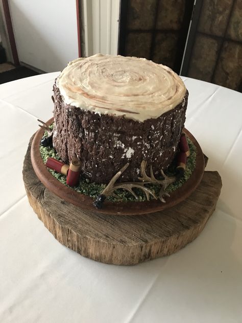 Log cake with hunting decor Hunting Theme Smash Cake, Hunting First Birthday Cake, Camouflage Birthday Cake, Camo Cakes For Boys, Hunting Cakes For Men, Hunting Cakes For Boys, Deer Hunting Cake, Deer Cake, Hunting Cake