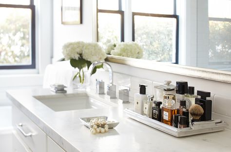 Small Bathroom Organization Ideas, Bathroom Counter Decor Ideas, Bathroom Counter Organization, Chic Bathroom Decor, Bathroom Vanity Tray, Bathroom Counter Decor, Bathroom Accessories Luxury, Small Bathroom Organization, Chic Bathroom