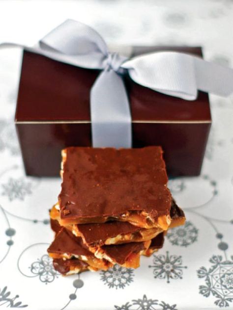 Homemade Maple Nut Toffee Maple Toffee, Chocolate Crinkle Cookies Recipe, Crinkle Cookies Recipe, Toffee Recipe, Hot Cocoa Recipe, Easy Christmas Cookie Recipes, Salted Caramel Brownies, Chocolate Cookie Dough, Cocoa Recipes