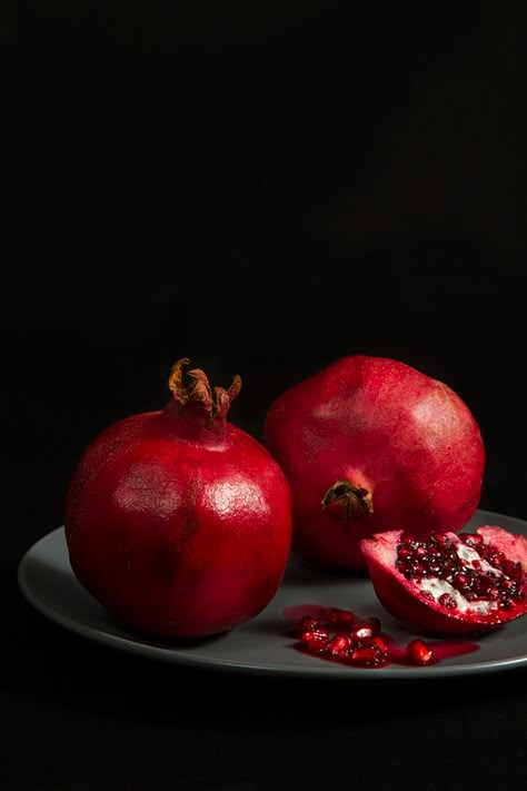 Vegetables Photography, Pomegranate Art, Dark Food Photography, Fruits Photos, Still Life Fruit, Fruit Photography, Still Life Photos, Fruit Painting, Still Life Art