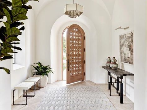 Spanish Mission, Interior Boho, David Michael, Casas Coloniales, Foyer Design, Spanish Style Homes, Mediterranean Decor, Spanish House, Mediterranean Homes