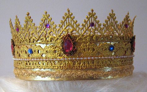 Crowns made from lace and gold leaf powder. Fun for dolls or dress-up, or Halloween.  Even theater! Lace Crown Tutorial, Nativity Props, Pretty Crowns, Royalty Theme, Crown Tutorial, Anastasia Musical, Nativity Costumes, Diy Newborn Photography, Lace Crown