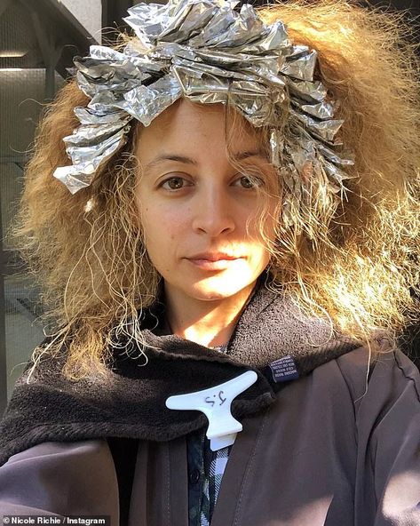 It takes a village: Nicole Richie shared a photo from her hair salon this weekend Nicole Richie Hair, Nicole Richie Style, Hair Foils, Foil Highlights, It Takes A Village, Takes A Village, Queen Shop, The Simple Life, Online Shop Design