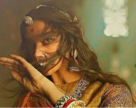 Padmaavat Aesthetic, South Asian Aesthetic, Dipika Padukone, Bollywood Theme, Deepika Padukone Style, Retro Bollywood, Royalty Aesthetic, Royal Aesthetic, Indian Photoshoot