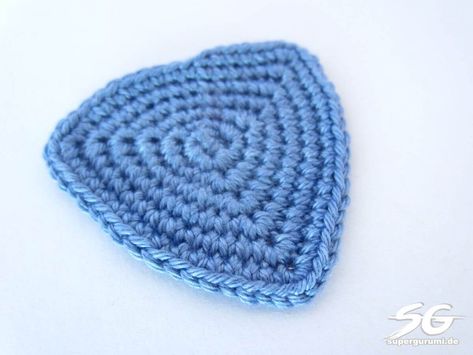 How to Crochet Triangles in Spiral Rounds Crochet Triangles, Crochet Triangle Pattern, Hekel Patrone, Crochet Toys Free Patterns, Crochet Toys Free, Crochet Triangle, Crochet Tips, Crochet Snowflakes, Crochet Round